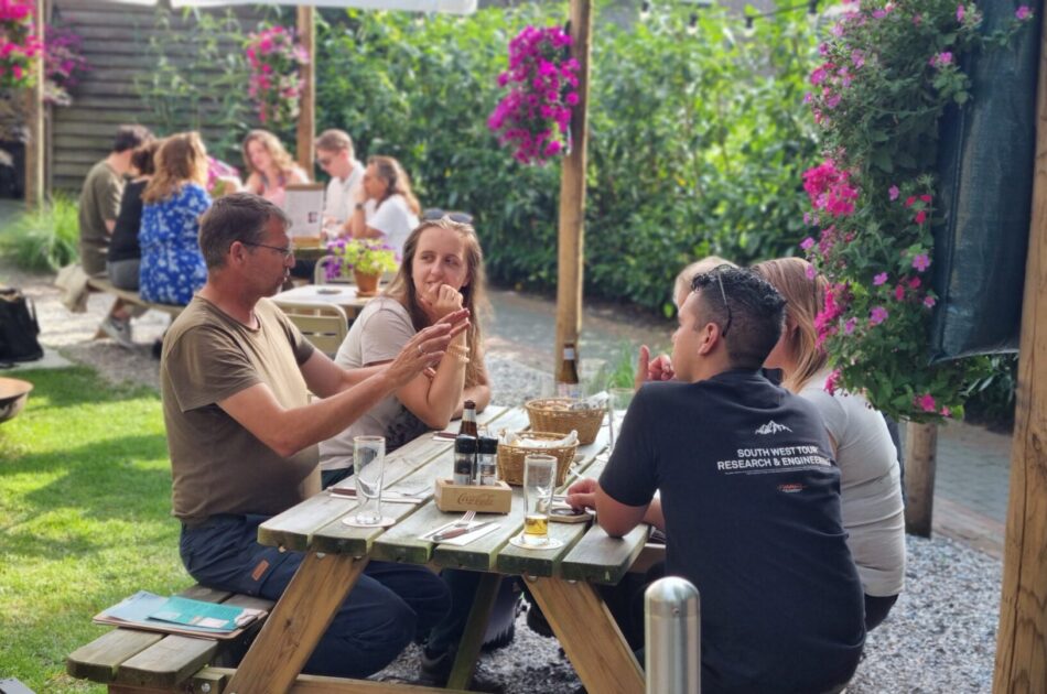 Als team nagenieten in Giethoorn na een ochtend tandemfietsen en nestkasten timmeren.